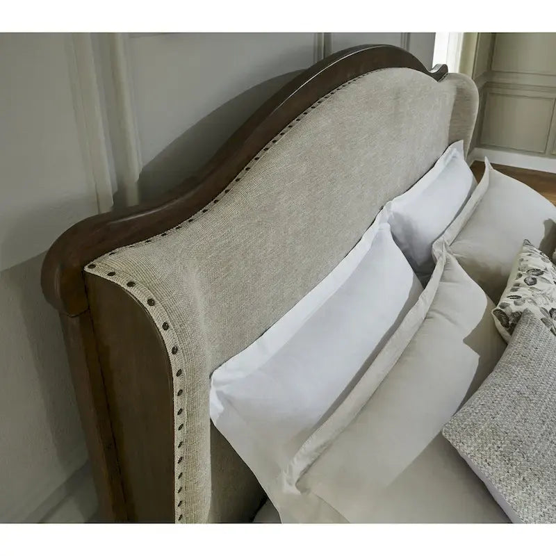 Lit à panneaux rembourrés marron/beige, design signature d'Ashley Sturlayne