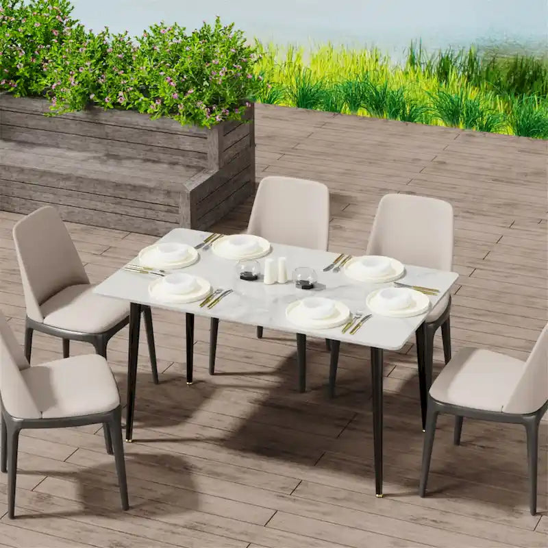 Table de salle à manger moderne avec structure en métal et plateau en pierre frittée