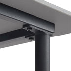 Table de salle à manger moderne avec structure en métal et plateau en pierre frittée