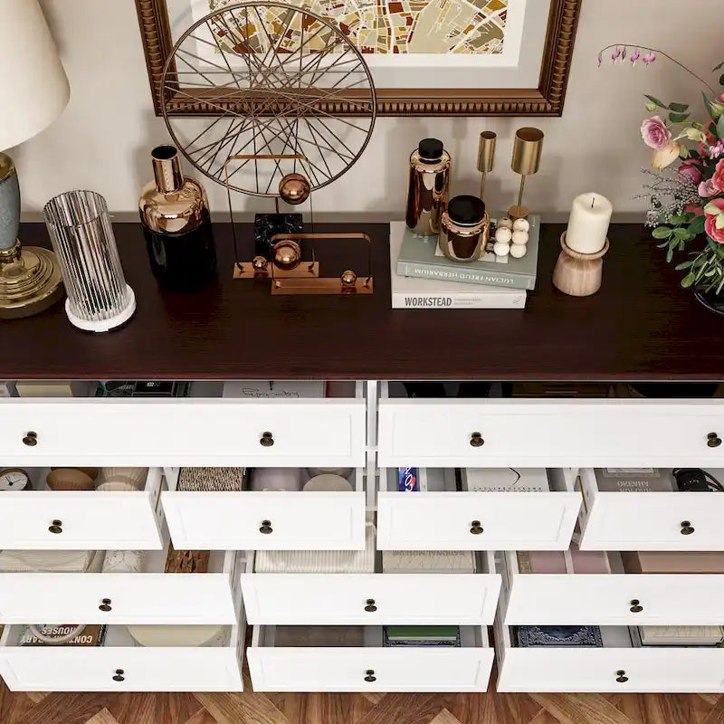 Commode élégante marron et blanche avec un grand espace de rangement et table d'appoint