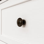 Commode élégante marron et blanche avec un grand espace de rangement et table d'appoint