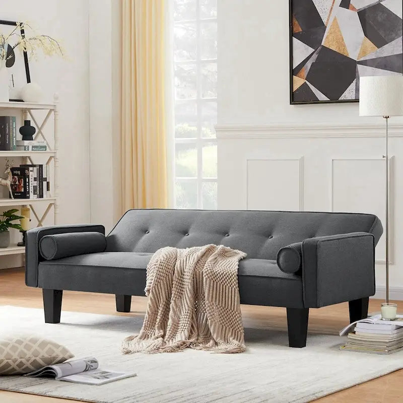 Le canapé convertible en lit du salon comprend deux oreillers.