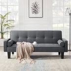 Le canapé convertible en lit du salon comprend deux oreillers.