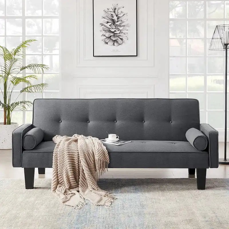 Le canapé convertible en lit du salon comprend deux oreillers.